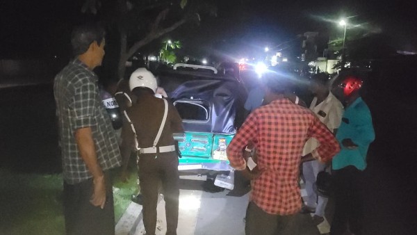 முச்சக்கர வண்டியோடு மோதி கடைக்குள் புகுந்த டிப்பர் வாகனம்; யாழில் சம்பவம் 